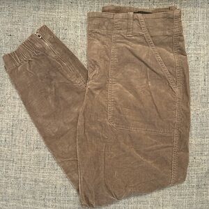 - Olive green corduroy pants 
- Zipper leg
- Worn few times 
- Banana Republic